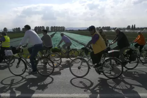 Im Mai 2019 fand eine Demo auf der Landesstraße statt, um der Forderung nach Realisierung des Radweg-Projekts Nachdruck zu verle