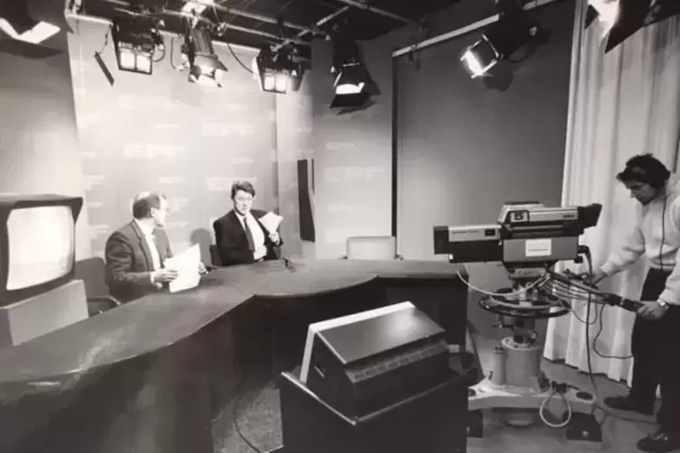 Auf Sendung: Rainer Peter (links) beim EPF-Treff mit Ralf Kissel (Moderation und Disponent) im Nachrichtenstudio in den 1980er-J