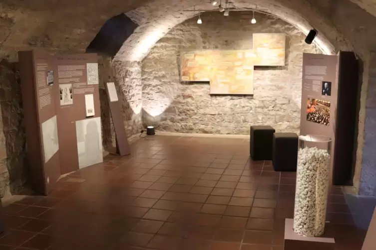Im historischen Gew&ouml;lbe im Untergeschoss wird unter anderem die Bedeutung der j&uuml;dischen Friedh&ouml;fe erl&auml;utert. 