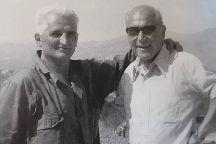 Der einstige Partisan Emmanouel Paterakis (links) und der ehemalige Oberstabsarzt Erich Neumann 1981 in Maleme. 