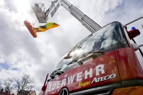 Mit einem Stand und Fahrzeugen präsentiert sich die Freiwillige Feuerwehr Landstuhl am Montag auf dem Platz vor der Stadthalle. 