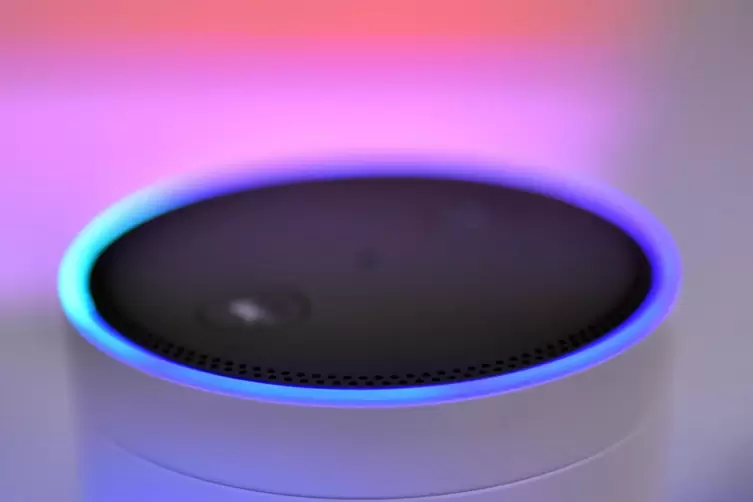 Der Lautsprecher Amazon Echo bietet den Sprachservice Alexa. 