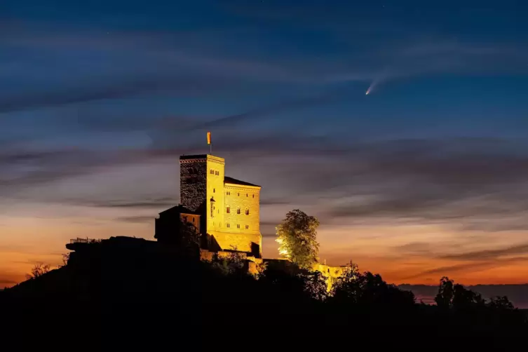 Ein Komet am Abendhimmel über der Burg Trifels bei Annweiler – haben Sie so etwas schon einmal gesehen?