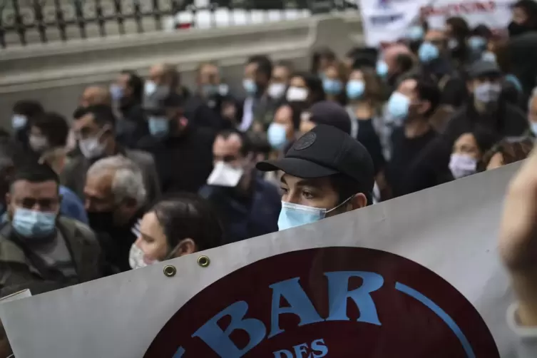 Hunderte Gastronomen in Marseille demonstrierten am Freitag gegen die angekündigte Schließung aller Bars und Restaurants.
