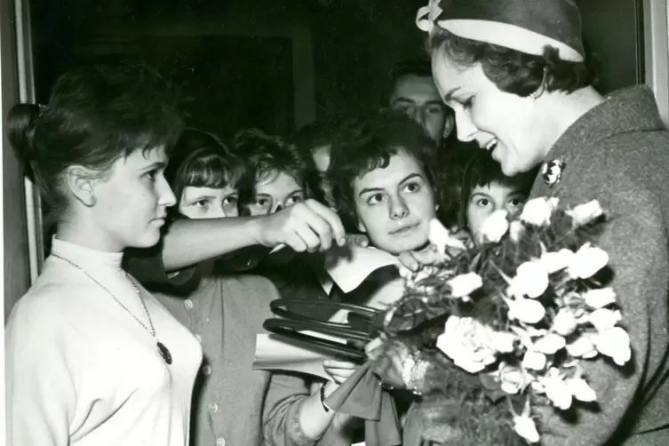 Ein Autogramm! F&uuml;r die jungen Verlagsangestellten war es der Tag ihres Lebens. Hautnah dran an einer der ber&uuml;hmtesten Frauen ihr