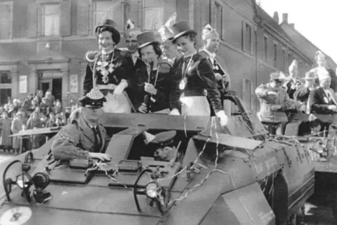 Angekommen in der neuen Heimat: Offiziersgattinnen beim Fasnachtsumzug in Ramstein 1957.