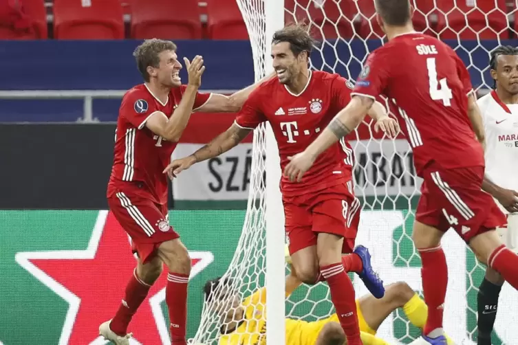 Bayerns „Mr. Supercup“: Javi Martínez, gefeiert von Thomas Müller (links) und Niklas Süle (rechts). 