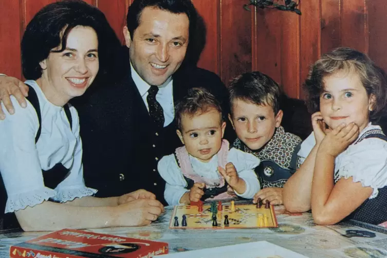 Fritz und Eva Wunderlich mit ihren Kindern (von links) Barbara, Wolfgang und Constanze.