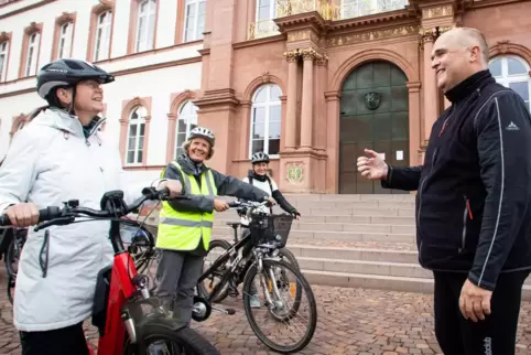 Umweltministerin Ulrike Höfken und Miriam Krumbach (vorne von links) und Frank Decker vor der Abfahrt am Freitagnachmittag. 