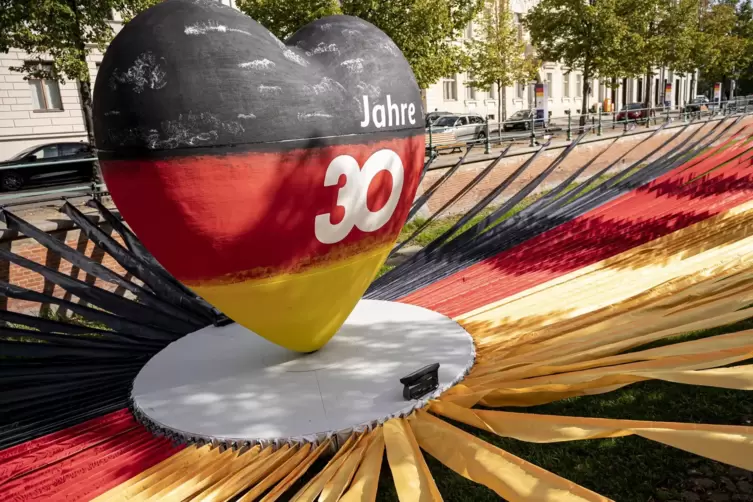 Ein Herz in Farben der Deutschen Flagge mit der Aufschrift «30 Jahre» steht bei der «Einheits-Expo» zum Tag der Deutschen Einhei