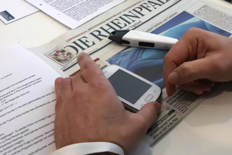 Ausgerüstet mit Scanstift und Smartphone haben sich in diesem Jahr rund 500 Testleser bei der Zeitungslektüre über die Schulter 