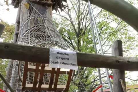 Der Nestturm mit der dazugehörigen Rutsche bleibt auf der Alla-Hopp-Anlage in Edenkoben bis auf Weiteres gesperrt
