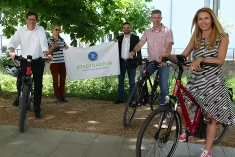 Oberbürgermeister Marold Wosnitza, Stadträtin Dagmar Pohlmann, Sportamtsleiter Thomas Deller, Stadtrat Klaus Fuhrmann und die Be