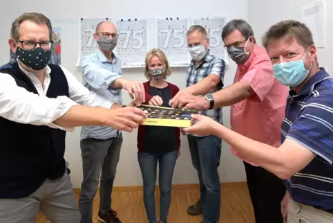 Jeder findet etwas in der Pralinenschachtel: das Team der Lokalredaktion mit (von links) Stefan Keller, Patrick Seiler, Nadine K Jeder findet etwas in der Pralinenschachtel: das Team der Lokalredaktion mit (von links) Stefan Keller, Patrick Seiler, Nadine K