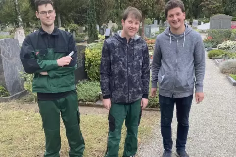 Mit ihrer Unterstützung wurde der Weg neu geschottert: Nino Carotenuto, Stefan Stranz und Marc Heid (von links). Mit ihrer Unterstützung wurde der Weg neu geschottert: Nino Carotenuto, Stefan Stranz und Marc Heid (von links).