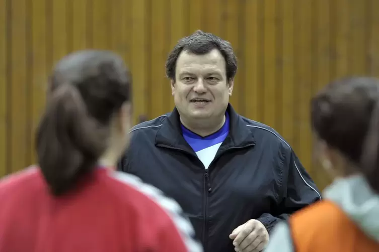 Jürgen Meisel hält sich bedeckt ob eines Handball-Leistungszentrum für den weiblichen Nachwuchs.