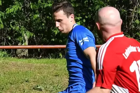 Julian Herrmann (blau) spielt seine erste Saison in Kandel. Der Roschbacher kam vom SV Geinsheim.