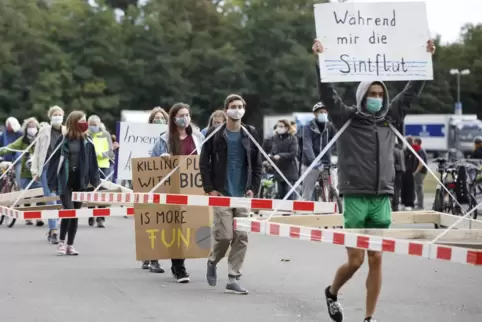 Die sogenannten Gehzeuge – selbst gebaute Rahmen mit Tragegurten – sollen verdeutlichen, wie viel Platz ein Auto in der Stadt we