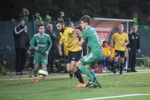 Packende Szene aus dem Pokalspiel des SV Morlautern gegen Waldalgesheim: SVM-Spieler Ricky Pinheiro (im gelben Trikot) gegen Dan