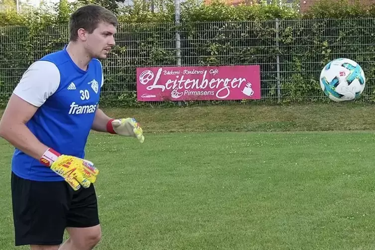 Den Ball im Blick: FKP-Keeper Benedikt Fath, der am Sonntag auf der Husterhöhe mit dem Pirmasenser Verbandsligateam auf seinen E