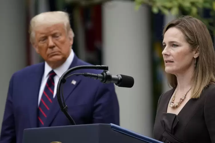 Donald Trump hat Barrett bereits zur Bundesrichterin gemacht, er kennt sie. 