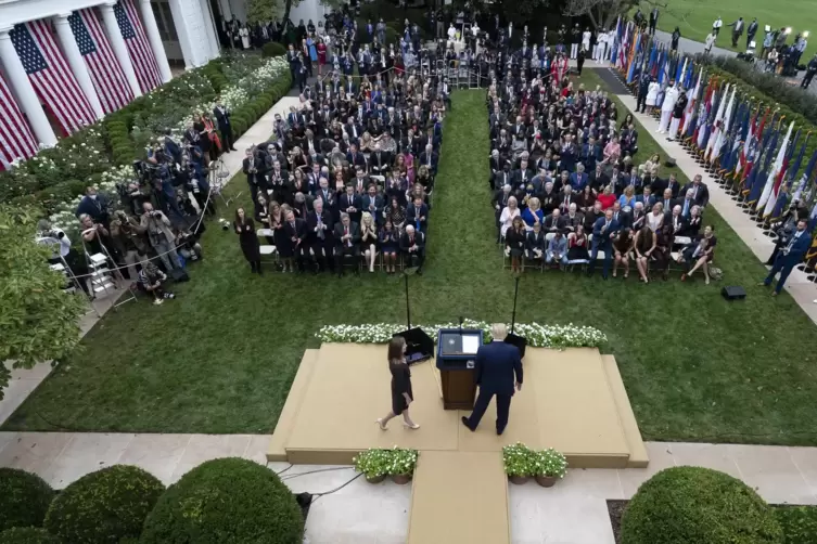 Vor politischen Vertrauten, die meist keinen Mundschutz trugen, stellte Pr&auml;sident Trump am Samstag im Garten des Wei&szlig;en Hauses s