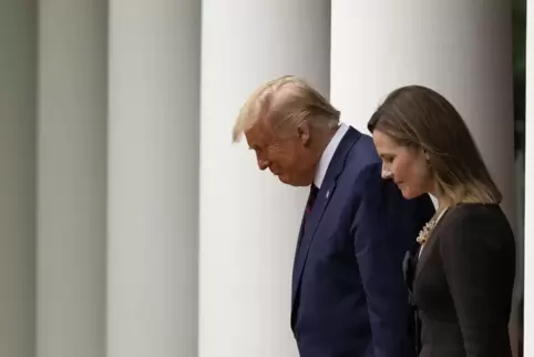 Rettet sie seine zweite Amtszeit? Auch um sich auf eine Gerichtsschlacht vorzubereiten, will Donald Trump Amy Coney Barrett so s