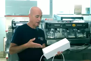  Thorsten Werling mit einem Luftfilter für Tagungsräume. 