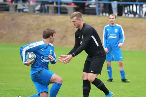 Gib ihn mir! Hermersbergs Doppel-Torschütze Florian Weber will den Ball vom Hinterweidenthaler Sergio Fess haben. Im Hintergrund