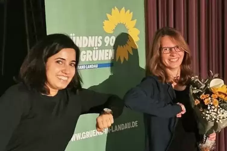 Misbah Khan (links), Landesvorsitzende der rheinland-pfälzischen Grünen, gratuliert Lea Heidbreder. 