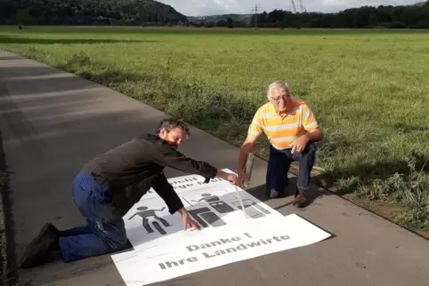 Klaus Riedinger (rechts) und Norbert Hüther machen sich am Feldweg an die Arbeit.