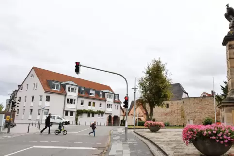 Auf der Weinstraße soll eine Querungshilfe den Weg über die Straße sicherer machen. 