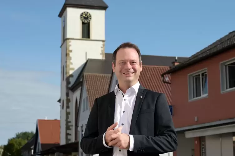 Freut sich auf die neue Aufgabe: Pfarrer Jens Henning vor der Pfarrkirche in Dudenhofen.