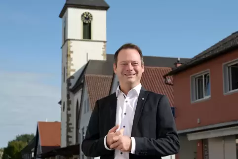 Freut sich auf die neue Aufgabe: Pfarrer Jens Henning vor der Pfarrkirche in Dudenhofen.