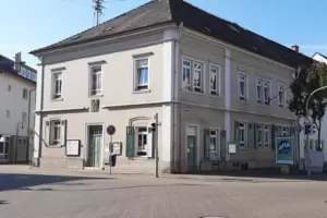 Das Rathaus Rheingönheim liegt an der Kreuzung Hauptstraße/Hoher Weg. Das Rathaus Rheingönheim liegt an der Kreuzung Hauptstraße/Hoher Weg.