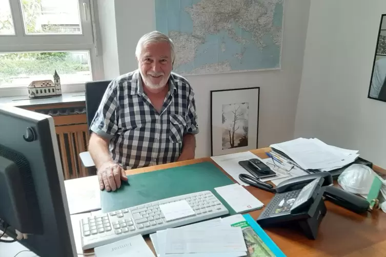 Ortsvorsteher Wilhelm Wi&szlig;mann in seinem B&uuml;ro.
