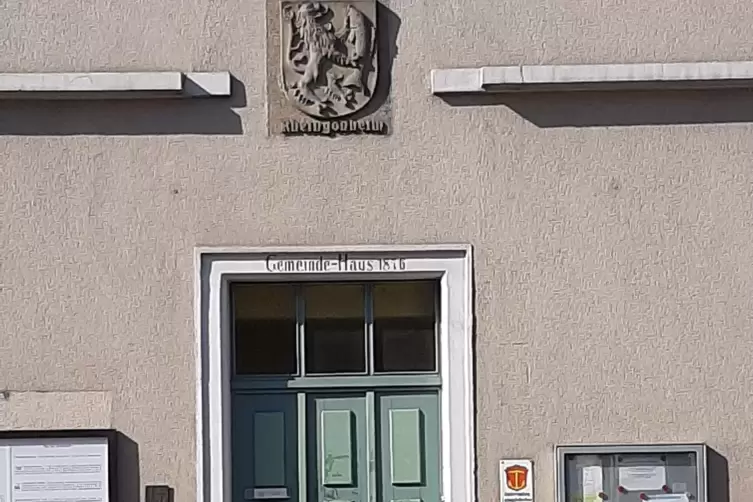 Der Eingang: mit dem Gemeindewappen L&ouml;we mit Fisch.