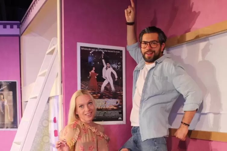 Cynthia Popa als die Tanzlehrerin Kerstin Schröder und Josh Juhn als ihr Nachbar Felix Schwar in „Ich hasse dich – heirate mich!