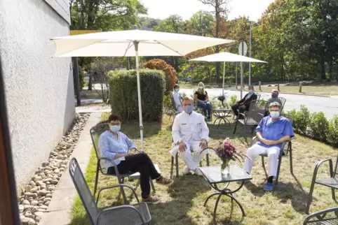 Jetzt muss in der neuen Freiluft-Wartezone an der Augenklinik nur noch das Wetter mitspielen. Jetzt muss in der neuen Freiluft-Wartezone an der Augenklinik nur noch das Wetter mitspielen.