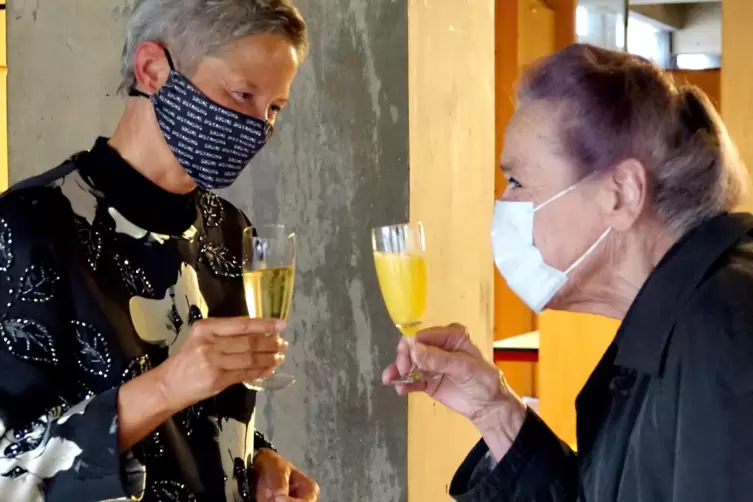 Auf einen Preis muss angestoßen werden. In Coronazeiten natürlich mit Maske: Beate Kimmel (links) gratuliert Sigrid Wack zum Kul