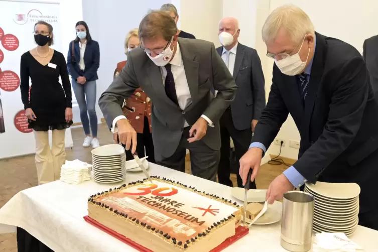 Bürgermeister Michael Grötsch (links) und Museumsdirektor Hartwig Lüdtke schneiden die Geburtstagstorte an.