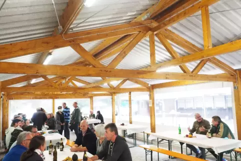 Weil die Halle im Hochwasserschutzgebiet liegt, darf sie keine festen Wände haben. Das Wasser muss durchfließen können.