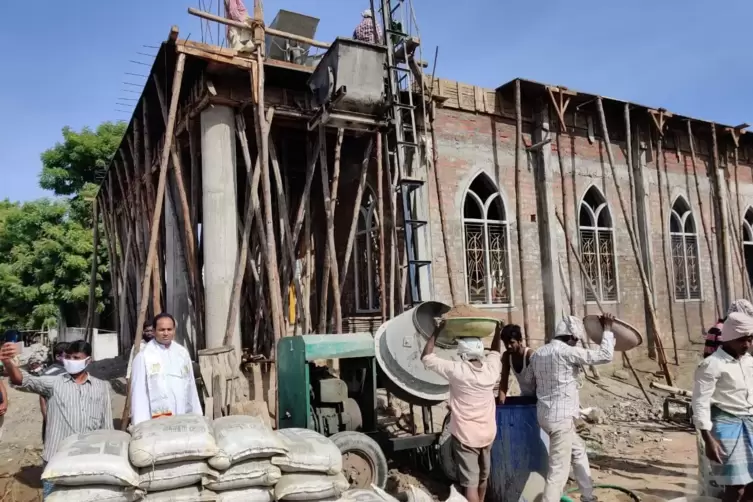 Bislang konnten das Fundament, die Seitenwände und die Decke der neuen Kirche fertiggestellt werden.