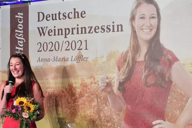 Anna-Maria Löffler vor dem neuen Plakat: Ob es Haßloch zieren darf, ist aber noch offen.
