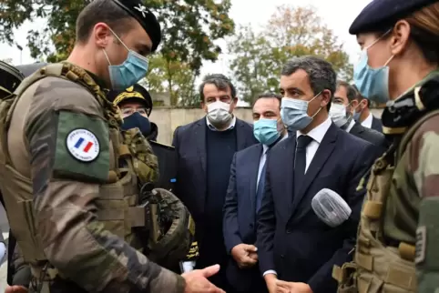 Frankreichs Innenminister Gérald Darmanin im Gespräch mit Soldaten vor einem Besuch der Synagoge von Boulogne-Billancourt in der