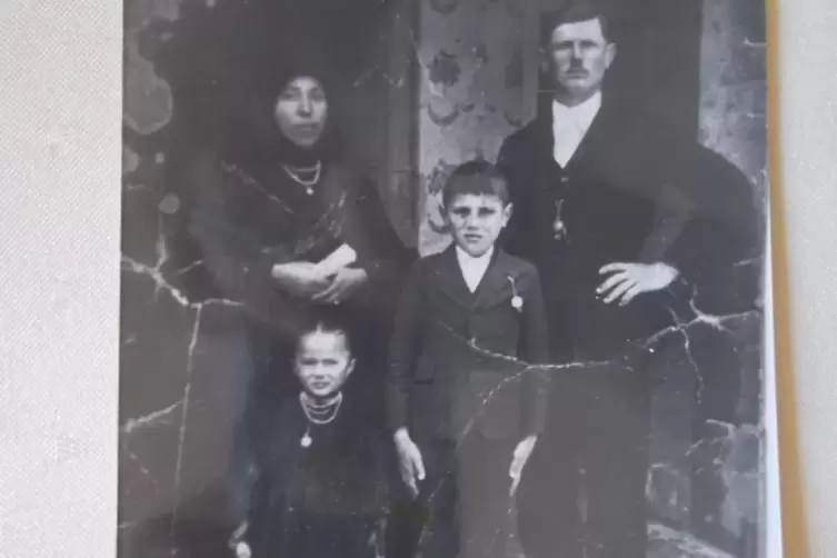 Die Geschwister Hans und Katharina mit ihren Großeltern Ripsam. 