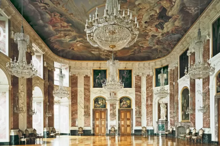 Im prunkvollen Rittersaal finden die Konzerte des Kurpfälzischen Kammerorchesters statt. 
