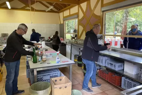 Diesmal geht es im Bistro des SV Geinsheim ruhig zu: Holger Oehne (rechts) bringt einem Gast Getränke. 