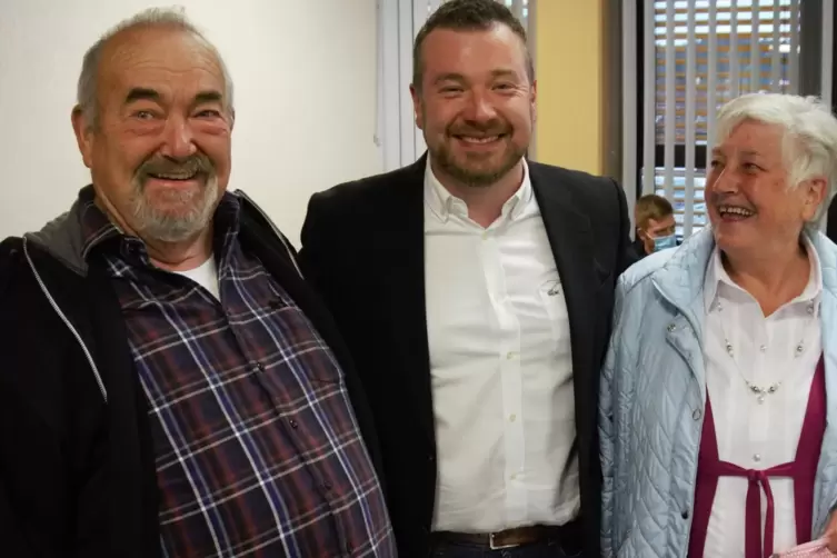 Ein strahlender Wahlsieger und seine strahlenden Eltern: Patrick Wei&szlig;ler mit Mutter Hedwig und Vater Ludwig Wei&szlig;ler.