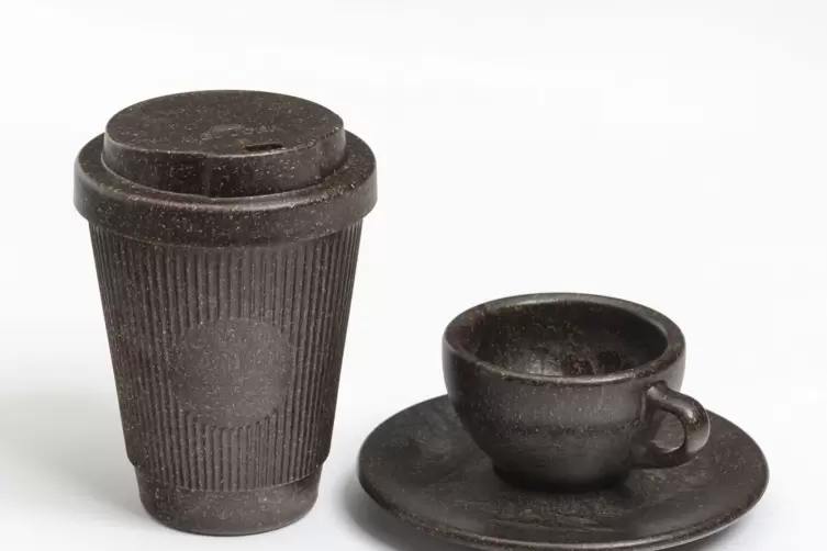 Kaffeetasse und Take-away-Becher aus recyceltem Kaffeesatz sind zu sehen. 